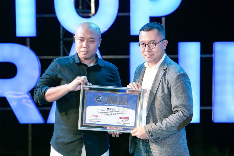 Presiden Direktur PT Isuzu Astra Motor Indonesia (IAMI), Yusak Kristian menerima penghargaan dari Top BrandAward 
