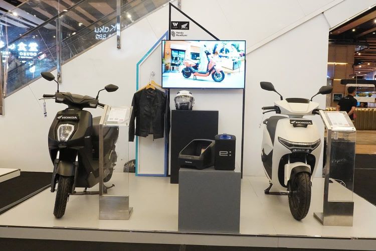 Tampilan motor listrik Honda ICON e: dan Honda CUV e: yang dipajang di EON Mall, BSD, Tangerang Selatan