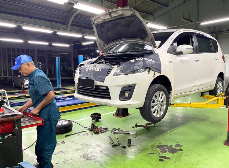 Mekanik Suzuki sementara melakukan servis kepada mobil konsumen di bengkel, Foto: Suzuki Indonesia