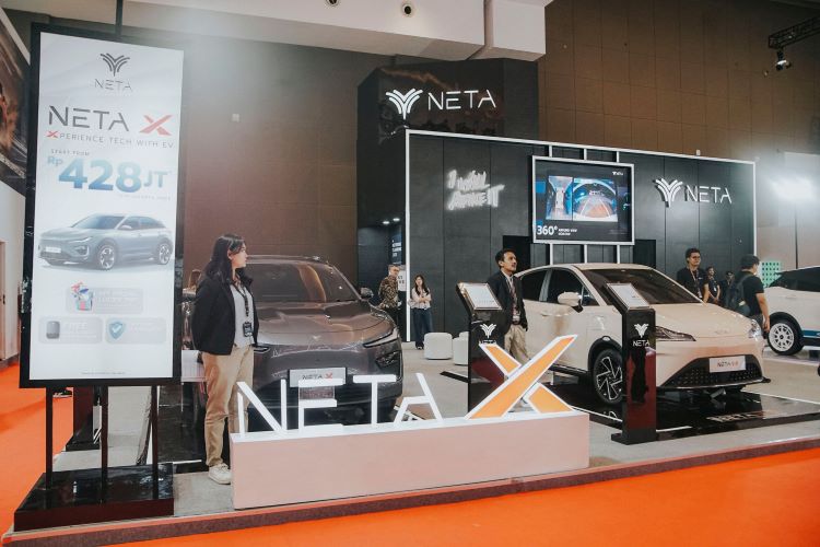 Pramuniaga Neta bersama unitnya yang ikut dipajang di IIMS 2025