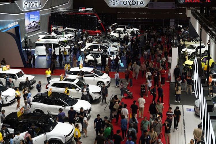 Pengunjung meluber di area pameran mobil IIMS 2025, JIExpo, Kemayoran, Foto: Dyandra Promosindo