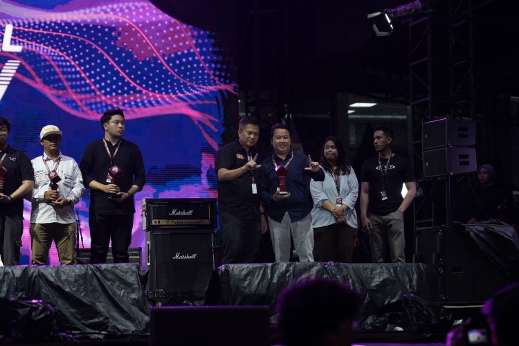 Petinggi JAECOO Indonesia menerima penghargaan dari Dyandra Promosindo