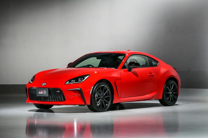 Tampilan Toyota GR86 yang sporty dan mentereng