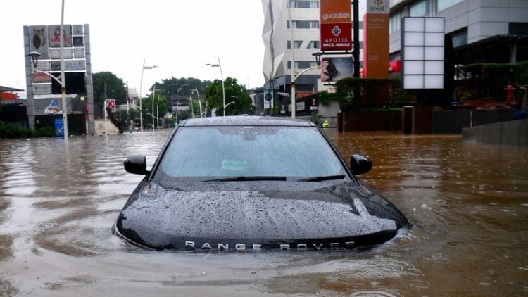 Salah satu SUV mewah terendam banjir di salah satu wilayah Jakarta