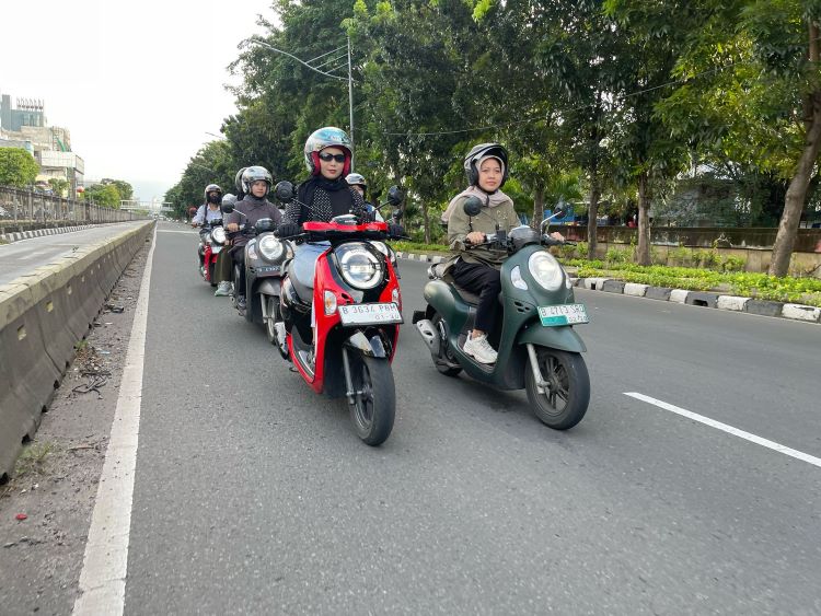 Para rider perempuan melakukan rolling thunder bersama Scoopy
