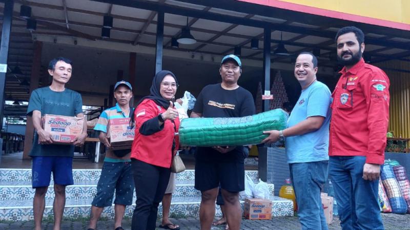 Tim Rescue IMI DKI Gerak Cepat Salurkan Bantuan Korban Banjir