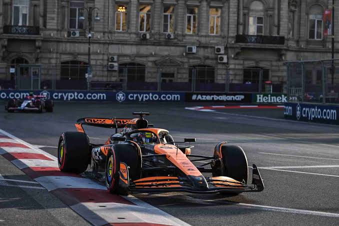 McLaren dengan MiniDRS di GP Azerbaijan tahun lalu. (Foto: totalmotorsport)
