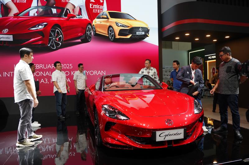 Pengunjung IIMS 2025 terpesona dengan mobil MG listrik yang sporty