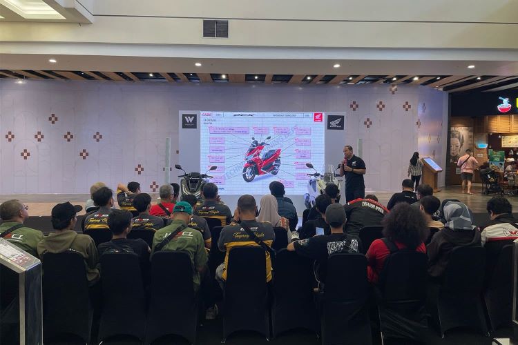 Sejumlah bikers Honda mendapat pengetahuan tentang teknologi baru motor Honda