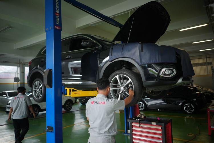 Mekanik MG sementara memeriksa komponen mobil konsumen di bengkel resmi mereka