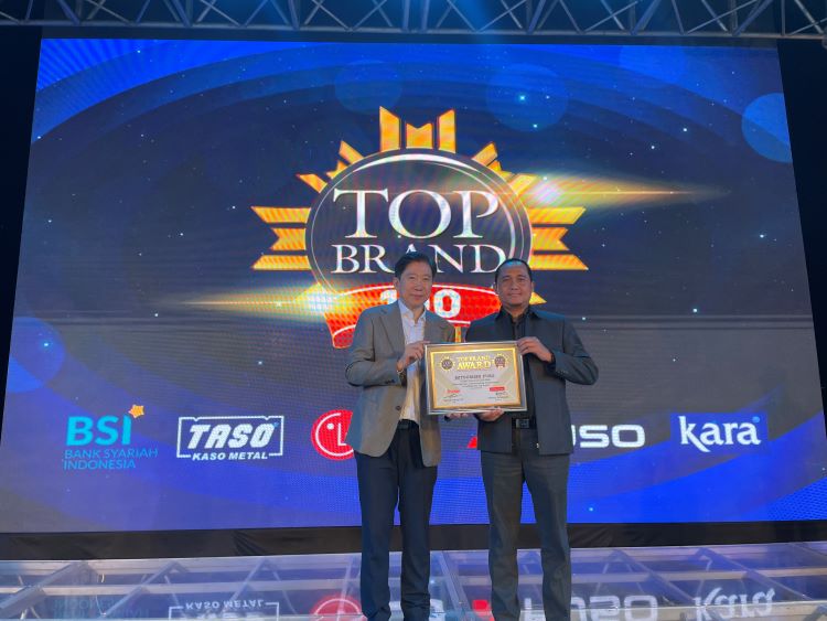 General Manager of Business Communication PT Krama Yudha Tiga Berlian Motors, Sudaryanto bangga menerima penghargaan Top Brand 