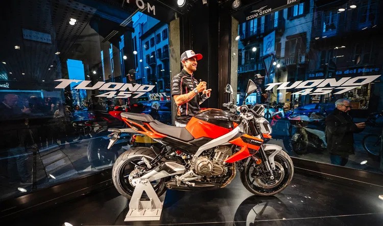 Jorge Martin saat Promosikan Aprilia Tuono 457 di Milan, Italia. (Foto: visordown)