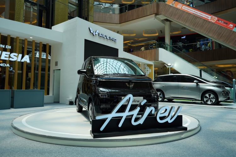 Deretan mobil listrik Wuling yang dipajang dalam sebuah pameran