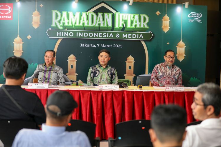 Jajaran Manajemen Hino dalam Prescon 18 Posko Lebaran 2025 Siap Beroperasi 24 Jam 