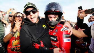Valentino Rossi dan Francesco Bagnaia. (Foto: motorsportmagazine)