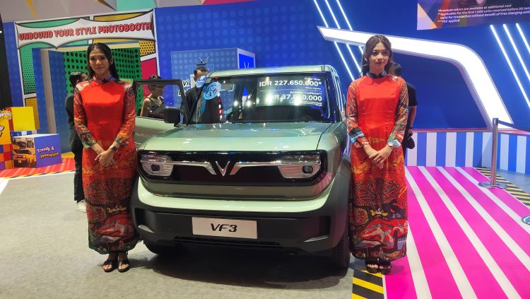 Usher VinFast dilatari pengunjung IIMS 2025 yang kepincut dengan Mini SUV VF 3 yang mocer di pameran