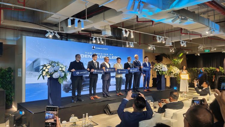 Petinggi BYD Indonesia dan partner diler meresmikan 4 diler sekaligus di Autograph Tower, Jakarta Pusat
