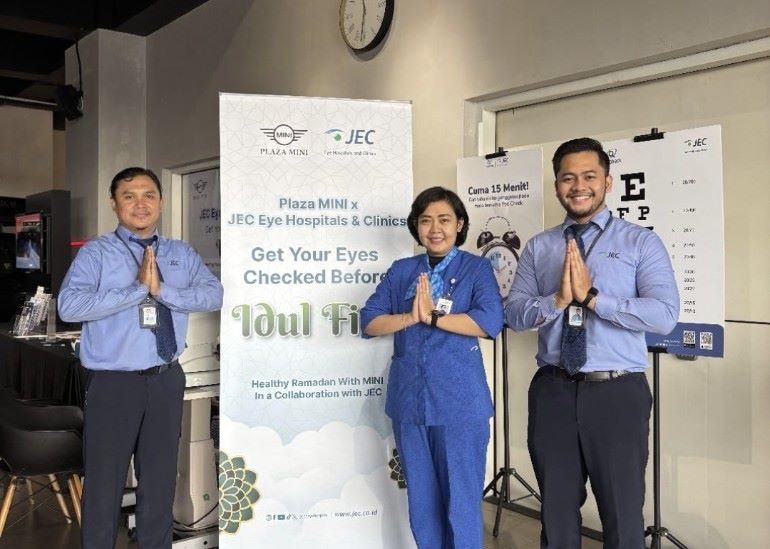 Tenaga kesehatan JEC Eye Hospitals & Clinic mendukung penuh pemeriksaan kesehatan mata pengguna mobil MINI untuk keselamatan berkendara