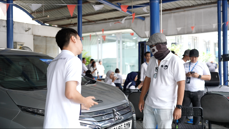 Salah satu acara OLXmobbil yang melibatkan influencer ternama otomotif Om Mobi untuk memperkenalkan programnya