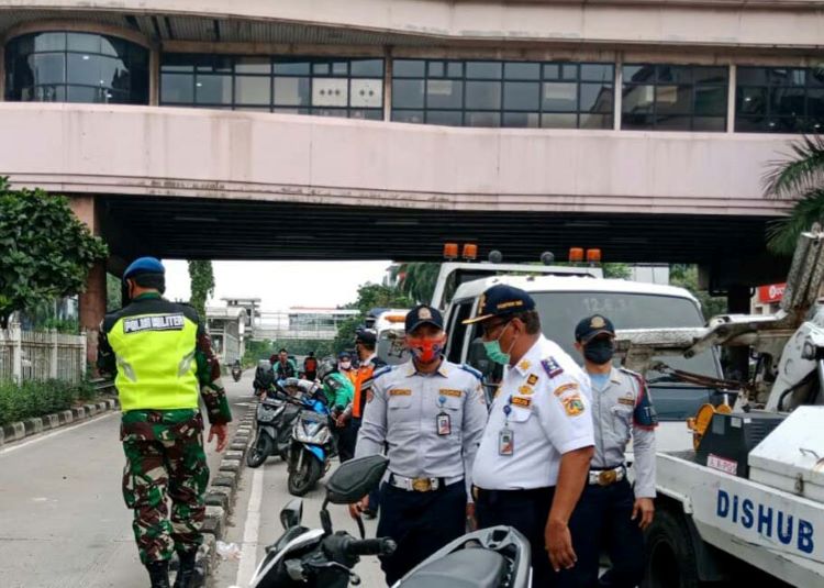 Sejumlah petugas terlibat dalam Operasi Lintas Jaya untuk menciptakan dan menegakan ketertiban lalu lintas
