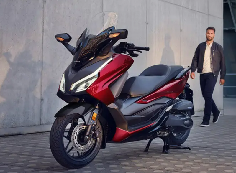 XMAX vs Forza: Duel Skutik Bongsor 250cc, Pilih yang Mana?