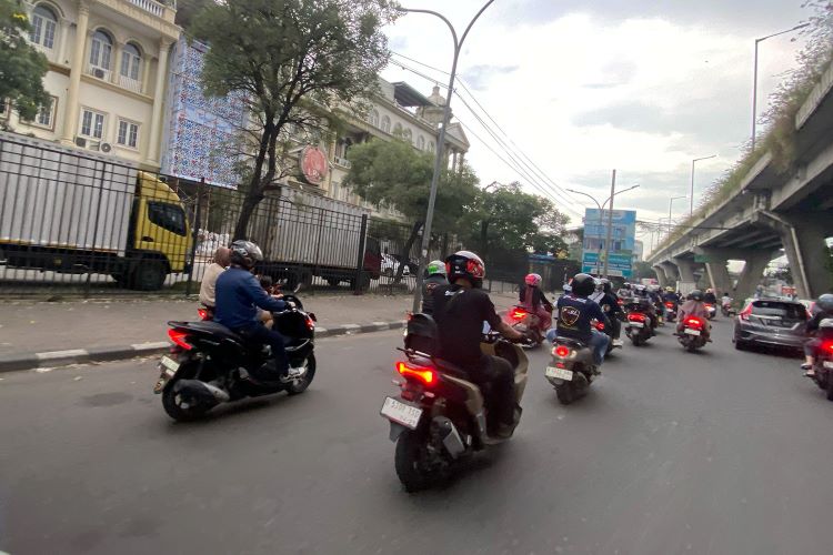 Para pekerja di Jakarta tetap mengendarai motor dengan aman saat Bulan Ramadan