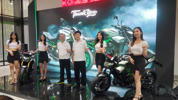Petinggi Kawasaki Indonesia berpose dengan motor sport barunya, Kawasaki Z900 dan Z900 SE dalam peluncurannya di Jakarta
