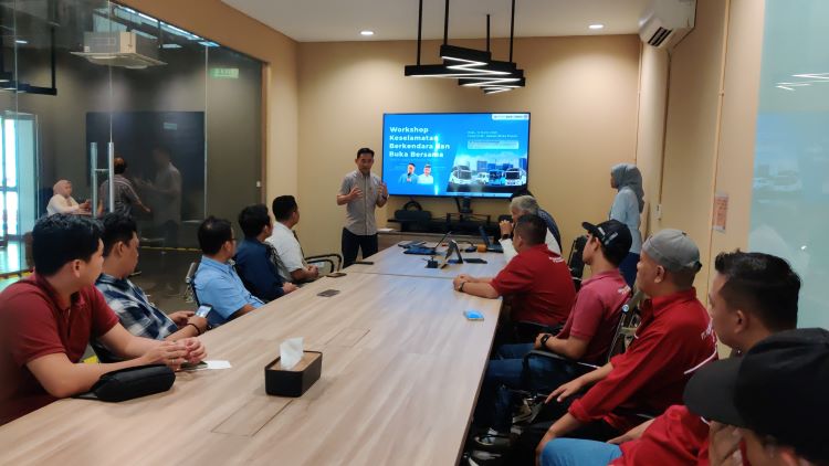 Senior Investigator KNKT, Ahmad Wildan memberikan edukasi tentang keselamatan berkendara dalam workshop yang diinisiasi Hino Indonesia