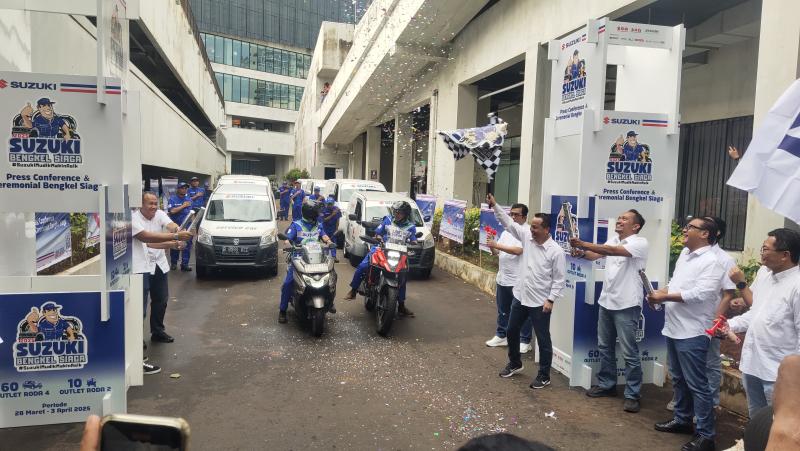 Petinggi Suzuki melepas personil Bengkel Siaga Suzuki 2025 yang bakal mengawal perjalanan mudik Lebaran 2025