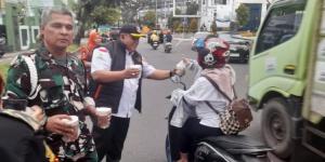 Ketua IOF Pengda Sumbar, Verry Mulyadi membagikan langsung takjil kepada masyarakat pengguna jalan