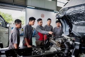 Teknisi Isuzu melakukan pengecekan terhadap truk Isuzu yang beroperasi untuk angkutan mudik