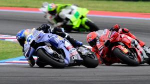 Alex dan Marc Marquez, tarung rapat tapi tidak keras di GP Argentina. (Foto: motorsportweek)