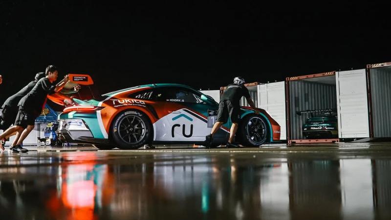 Proses Loading Mobil GT3 Cup (Foto: Porsche Sprint Challenge Indonesia)