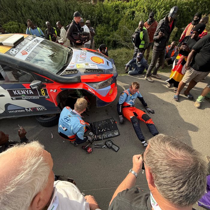 Apesnya Ott Tanak (Hyundai) usai finish SS8, kerja sendiri. (Foto: dirtfish)