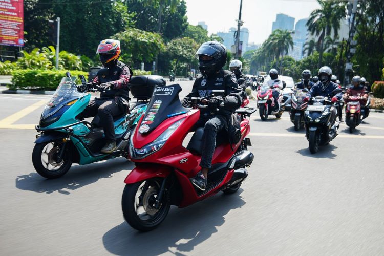 Pemotor komunitas Honda melakukan perjalanan safety dengan riding gear yang lengkap untuk mendukung keselamatan