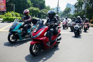 Pemotor komunitas Honda melakukan perjalanan safety dengan riding gear yang lengkap untuk mendukung keselamatan
