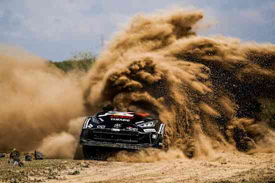 Kalle Rovanpera (Finlandia/Toyota) di tengah gulungan debu khas Rally Safari. (Foto: wrc)