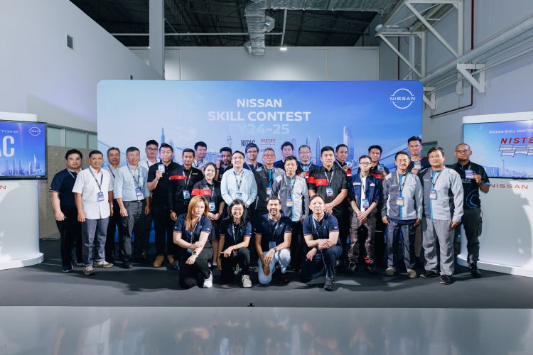 Tim Nissan Indonesia merayakan kemenangannya di ajang internasional di Bangkok, Thailand
