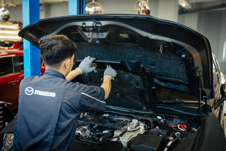 Teknisi Mazda melakukan perawatan mobil konsumen sebelum perjalanan mudk Lebaran 2025