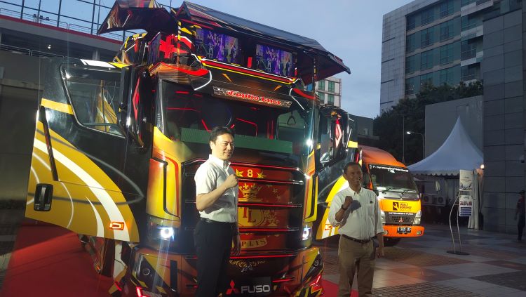 Petinggi Mitsubishi Fuso berpose bersama salah satu truk hasil modifikasi dari pecinta Canter di Indonesia