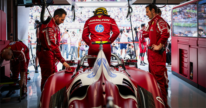 Lewis Hamilton di garasi tim Ferrari,  dari bintang menjadi debu. (Foto: scuderiaferrari)