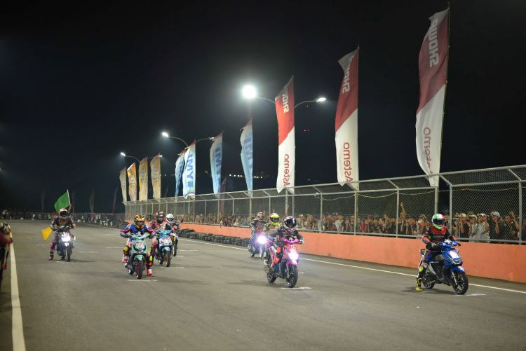 Para pebalap Honda meramaikan ajang balap Honda Dream Cup yang menjadi wadah pecinta balap motor di Tanah Air