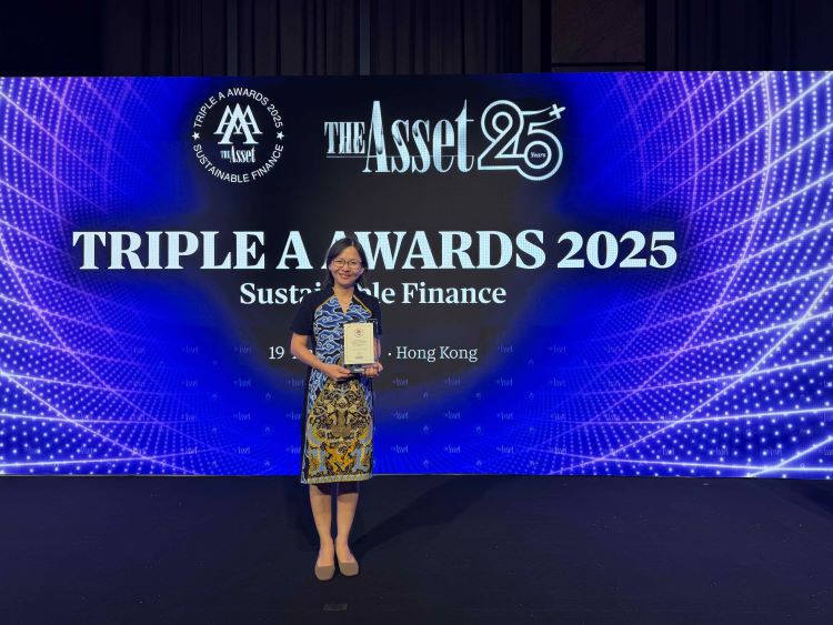 Finance and Treasury Division Head FIFGROUP, Maria Inawati Bernard menerima penghargaan dari The Asset Triple A Awards di Four Seasons Hotel, Hongkong. 