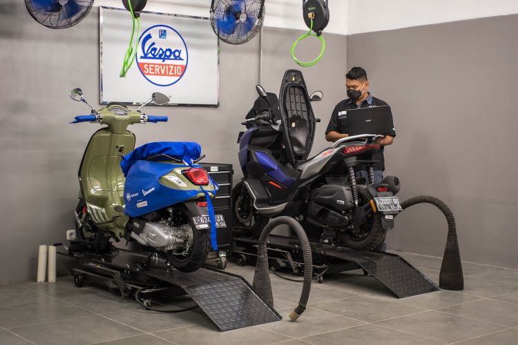 Teknisi Piaggio Indonesia sementara melakukan perawatan terhadap motor konsumen