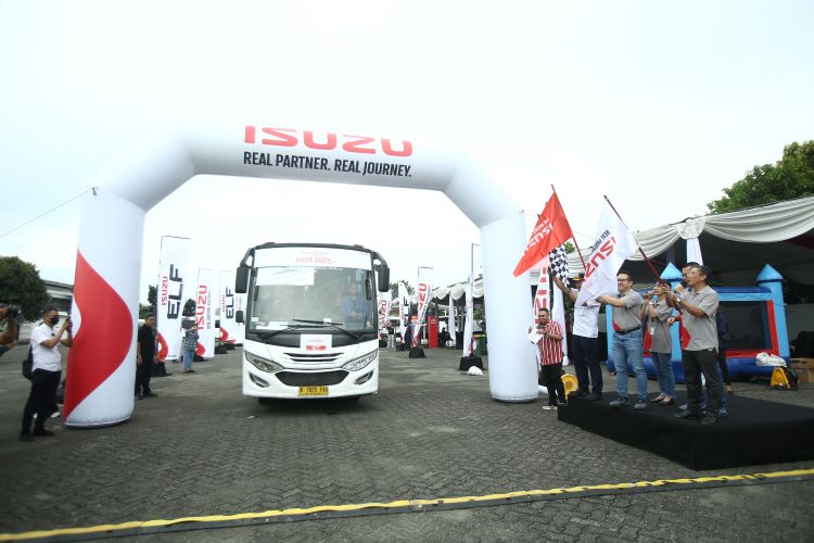 PT Isuzu Astra Motor Indonesia melepas pergikan 16 bus dengan 400 penumpang yang melakukan perjalanan mudik