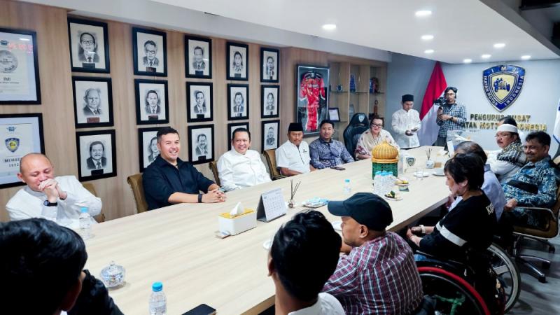 Peingati HUT IMI Ke-19 Tahun, Bamsoet Santuni Sejumlah Anak Yatim (Foto: IMI)