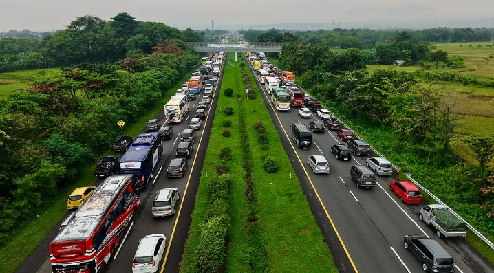 Kemacetan Horor di Tol Cipali: Pemudik Terjebak Belasan Jam, Depok ke Solo Sampai 18 Jam!