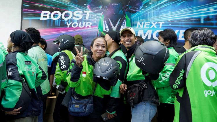 Para Ojol semringah menerima helm gratis dari Alva sebagai mitra mereka