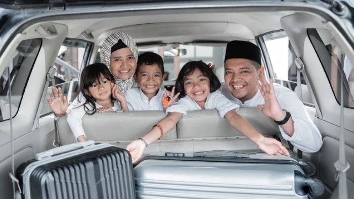 Keluarga nyaman saat perjalanan mudik dengan pengaturan barang yang maksimal