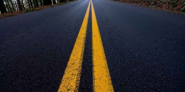 Salah satu model marka jalan untuk mengatur lajur jalan